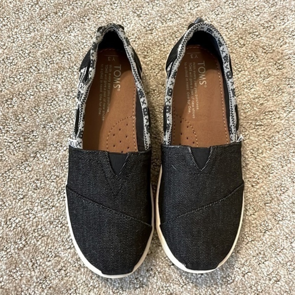 Toms Kids Skull and Crossbones Loafer Shoes - Picture 4 of 9